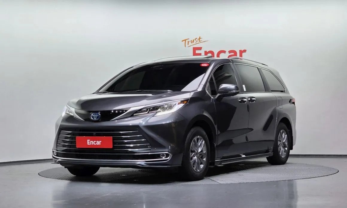 Toyota Sienna — фото 1