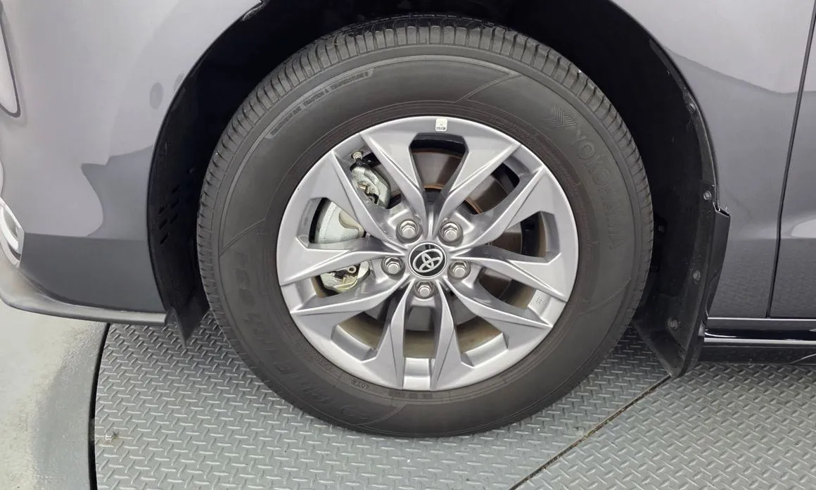 Toyota Sienna — фото 2
