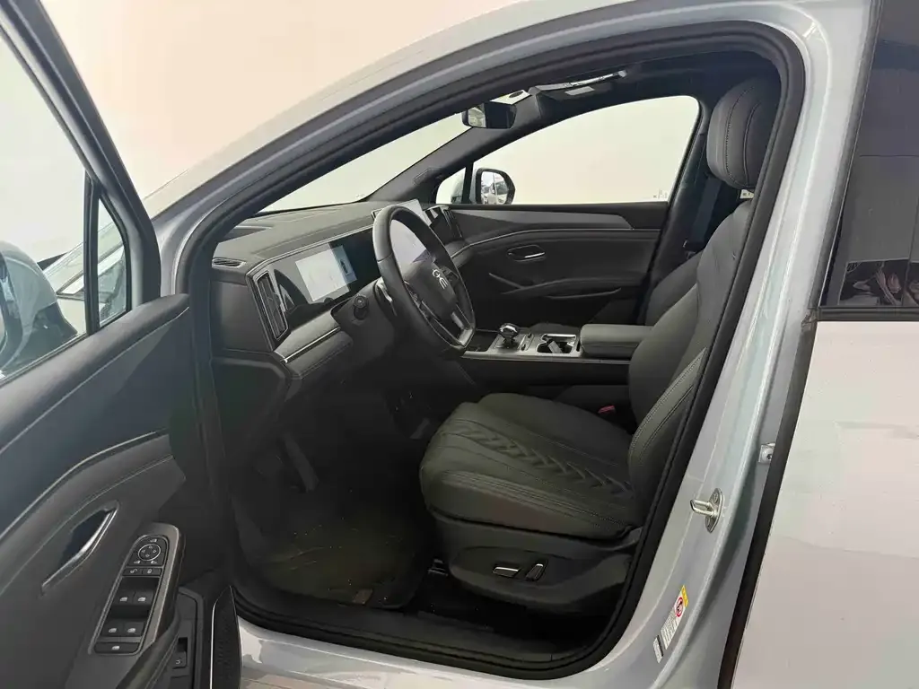BYD L DM-i — фото 3