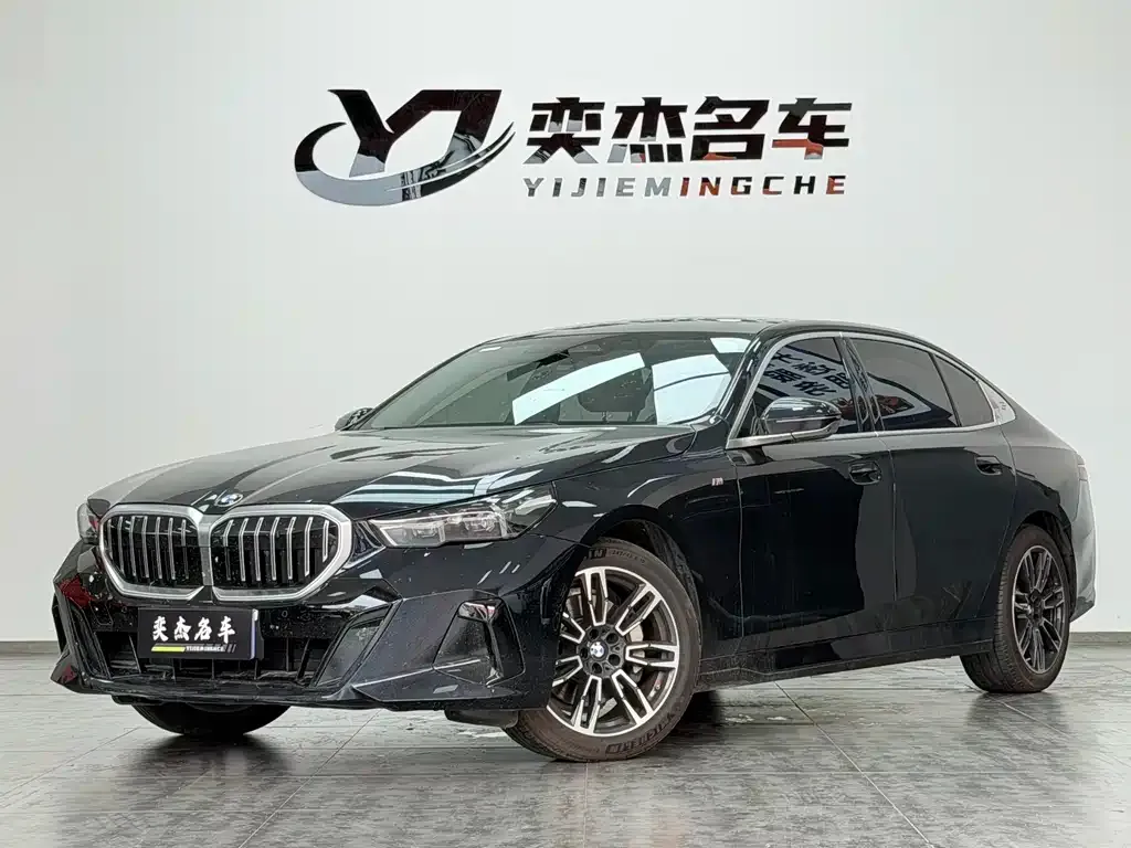 BMW 5 Series — фото 1