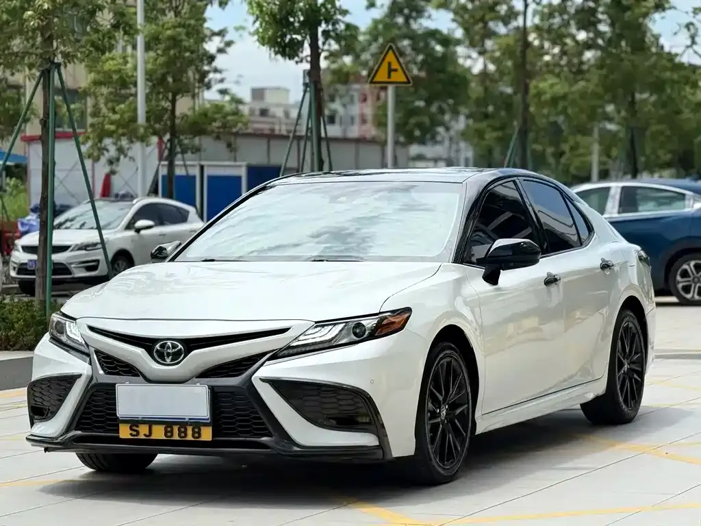 Toyota Camry — фото 1