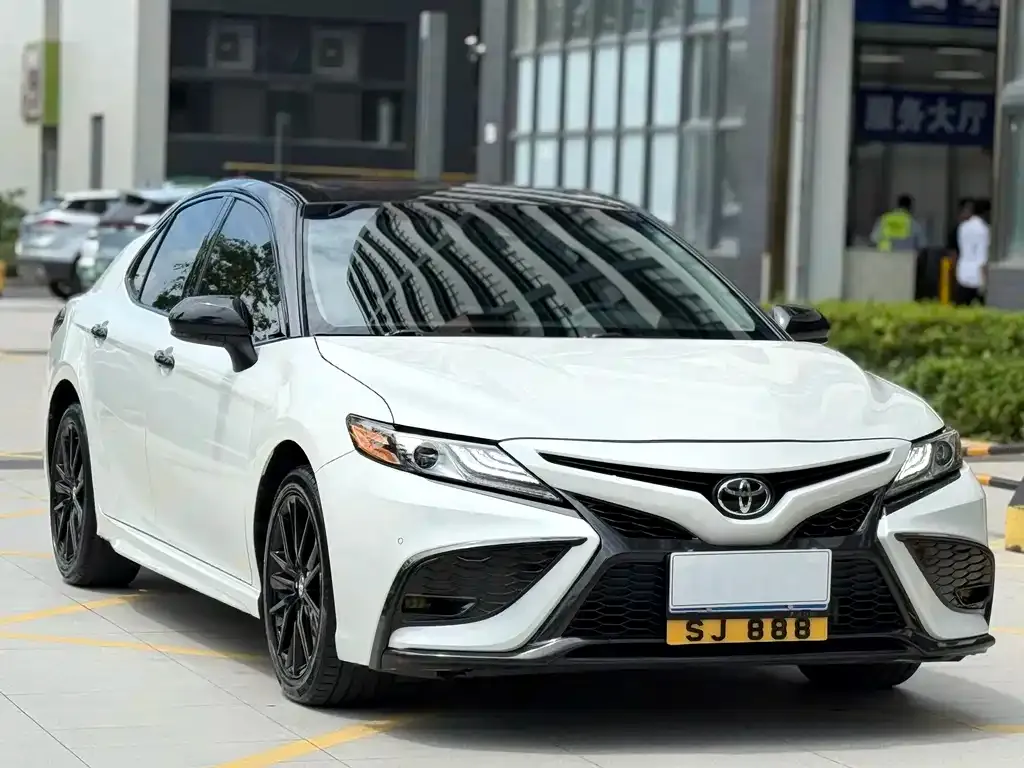 Toyota Camry — фото 2