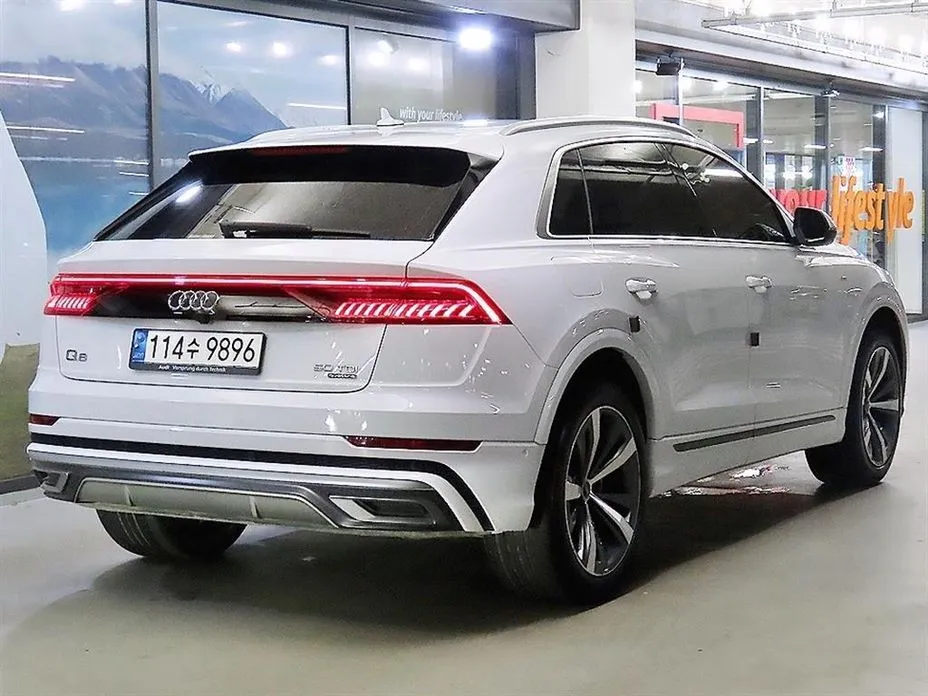 Audi Q8 — фото 7
