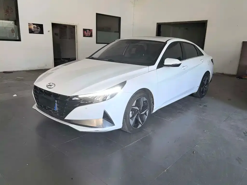 Hyundai Elantra — фото 1