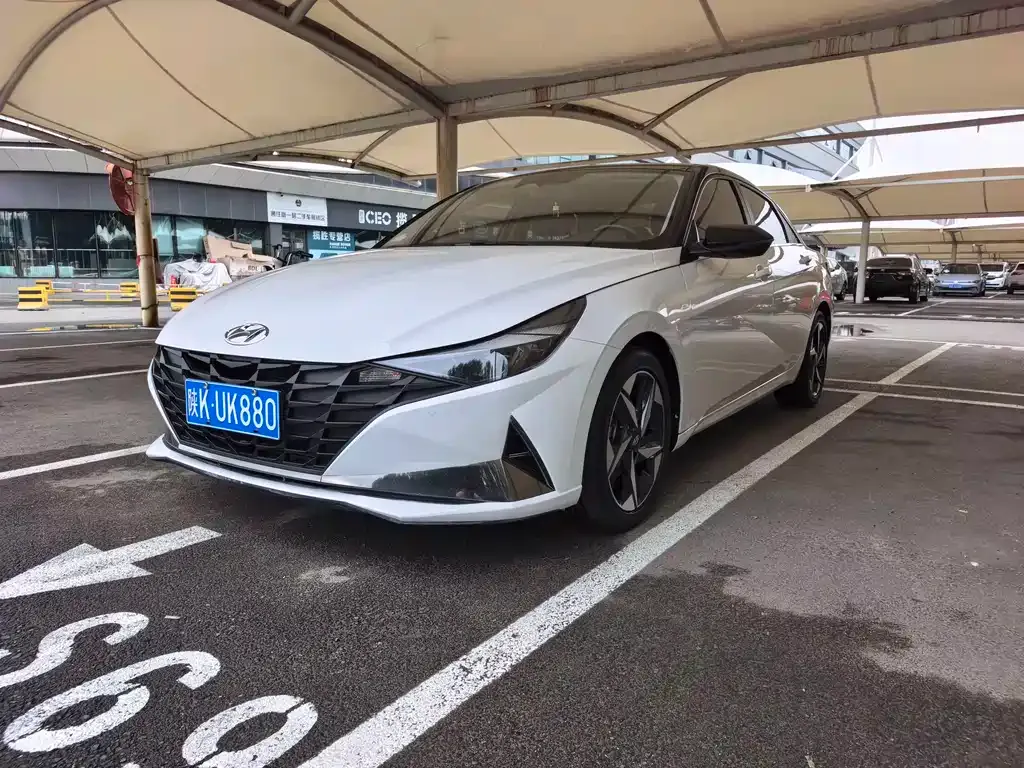 Hyundai Elantra — фото 1