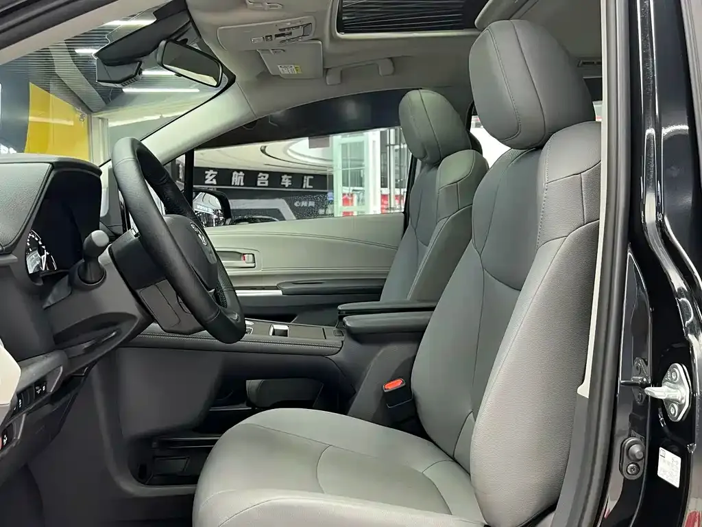 Toyota Granvia — фото 10