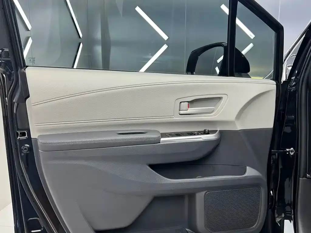 Toyota Granvia — фото 4