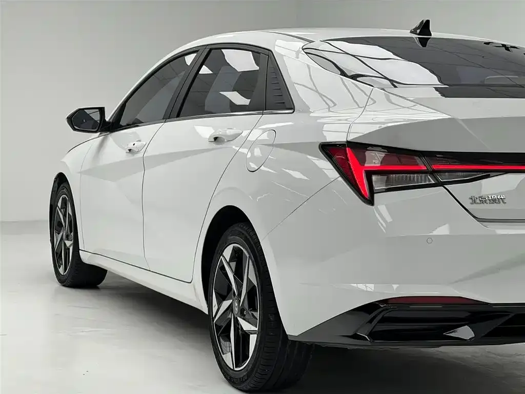 Hyundai Elantra — фото 5