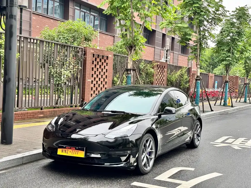 Tesla Model 3 — фото 1