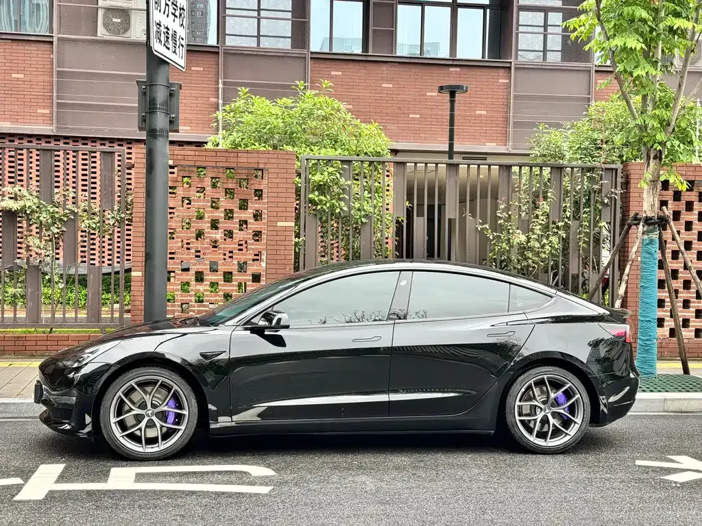 Tesla Model 3 — фото 9