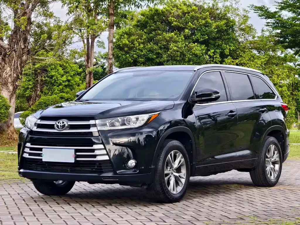 Toyota Highlander — фото 1