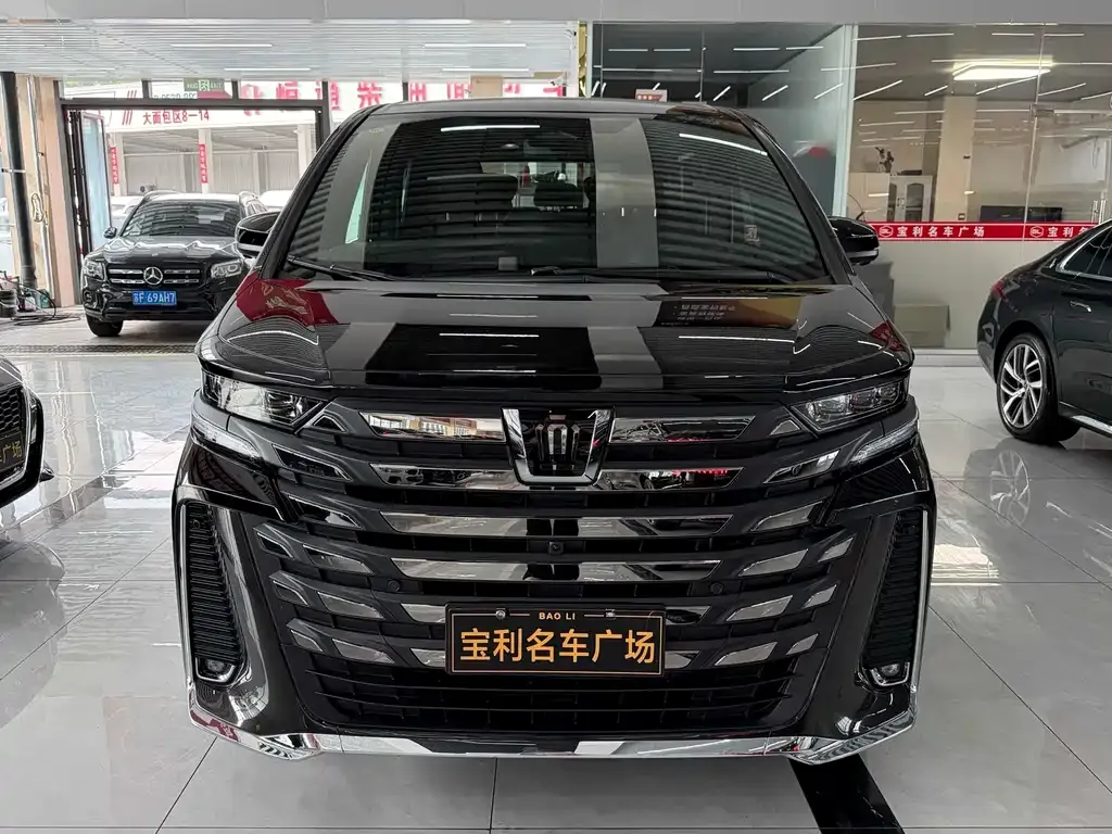 Toyota Vellfire — фото 1