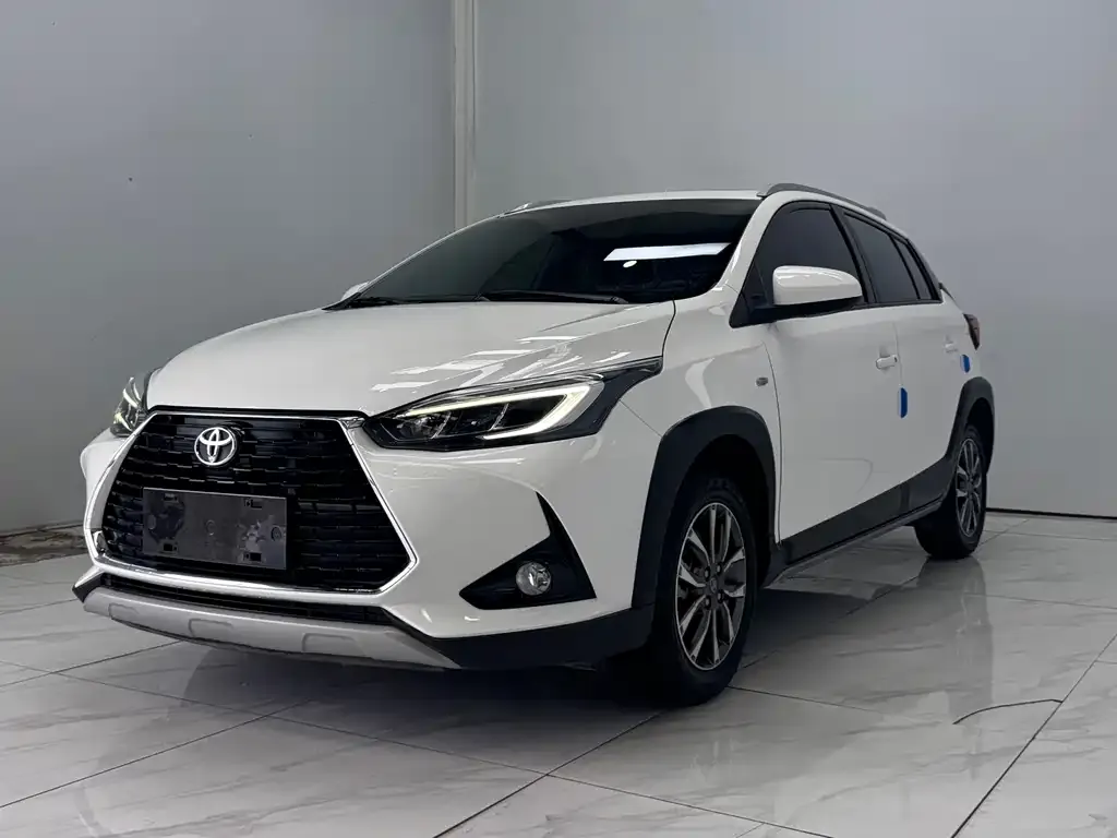 Toyota Yaris L — фото 1