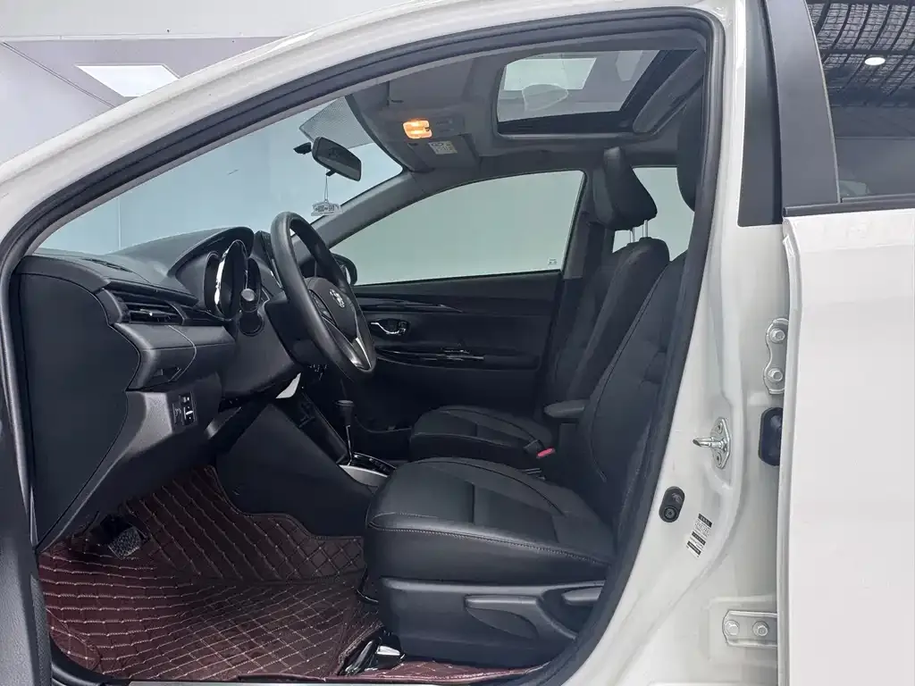 Toyota Yaris L — фото 8