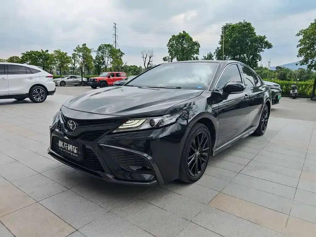 Toyota Camry — фото 1