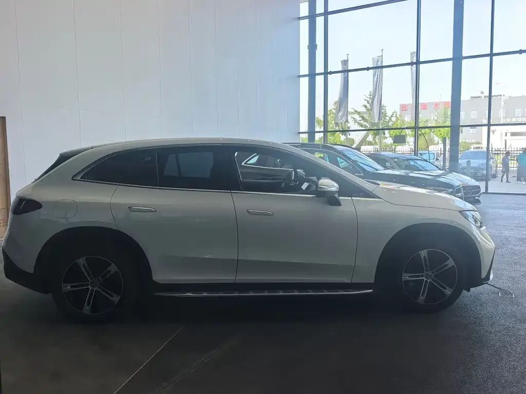 Mercedes-Benz EQE SUV — фото 3
