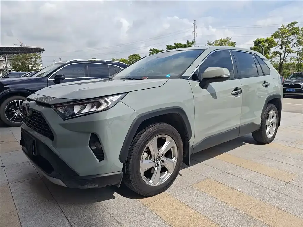 Toyota RAV4 — фото 1
