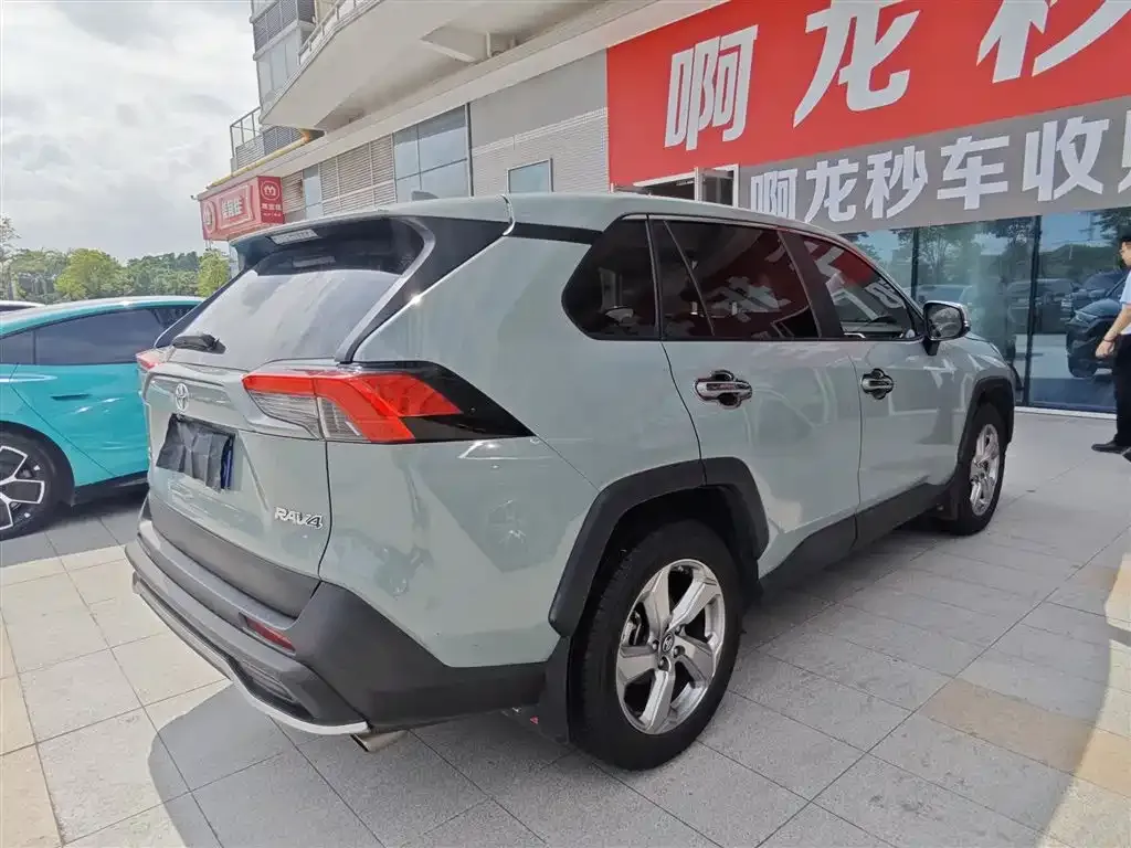 Toyota RAV4 — фото 7