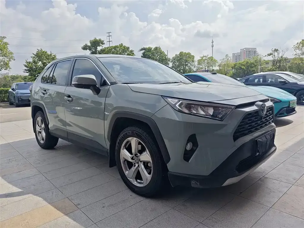 Toyota RAV4 — фото 5