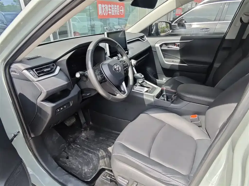 Toyota RAV4 — фото 2