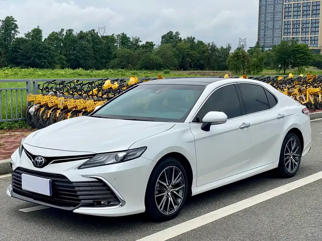 Toyota Camry — фото 1