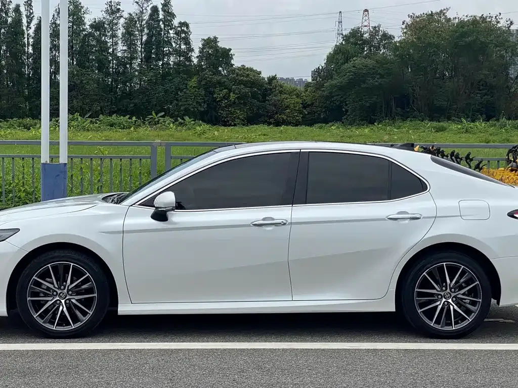 Toyota Camry — фото 5