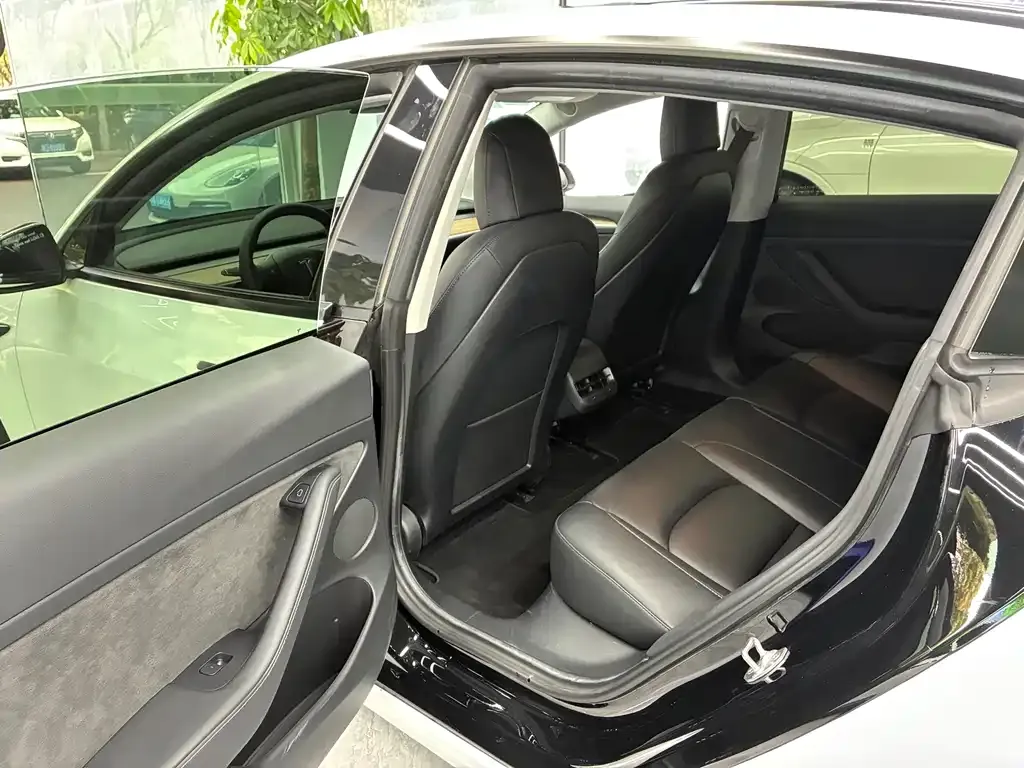 Tesla Model 3 — фото 3