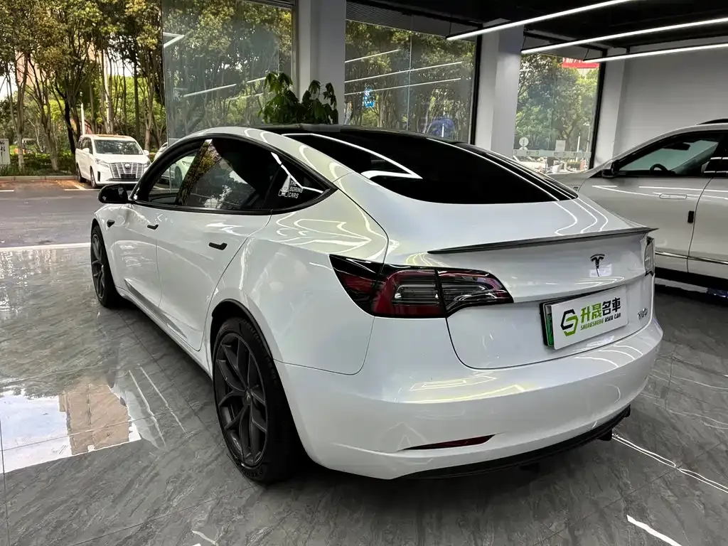 Tesla Model 3 — фото 10