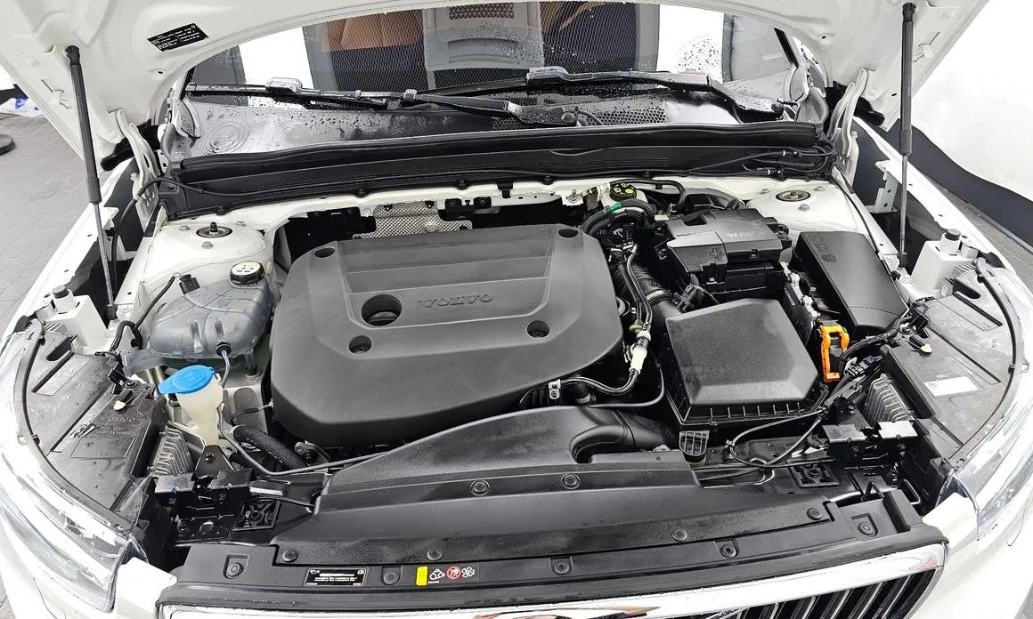 Volvo XC40 — фото 10