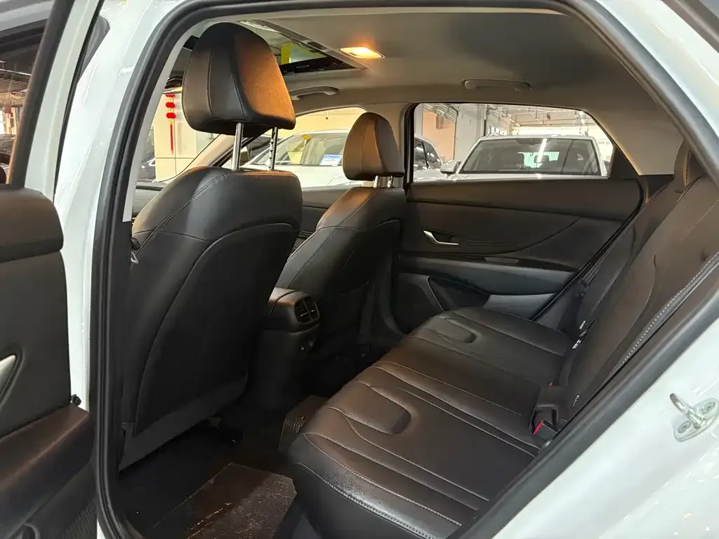 Hyundai Elantra — фото 2