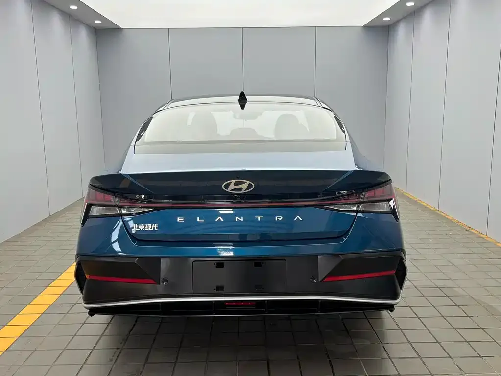 Hyundai Elantra — фото 3