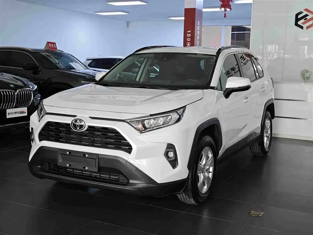 Toyota RAV4 — фото 1