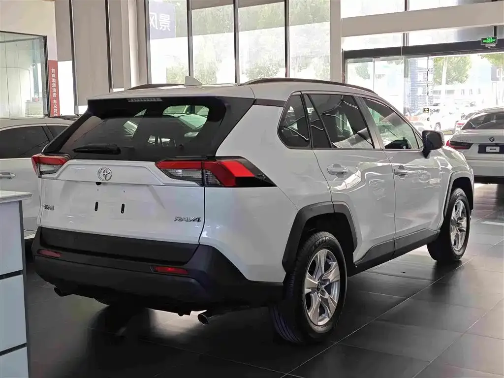 Toyota RAV4 — фото 9