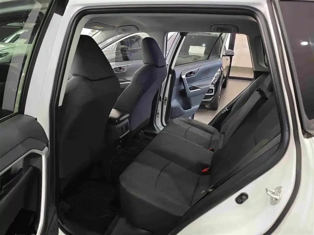 Toyota RAV4 — фото 3