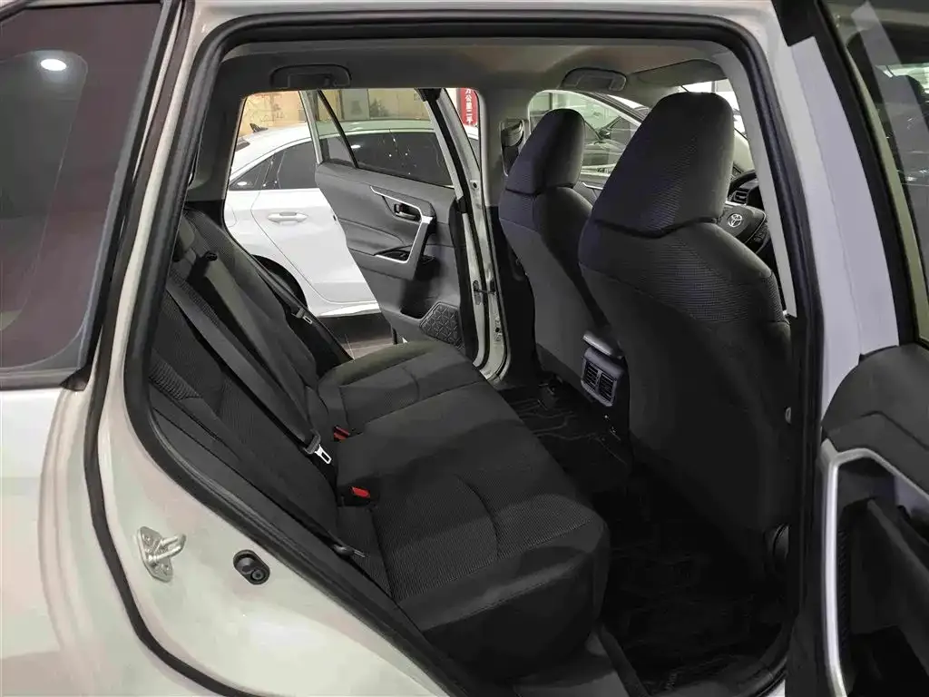 Toyota RAV4 — фото 5