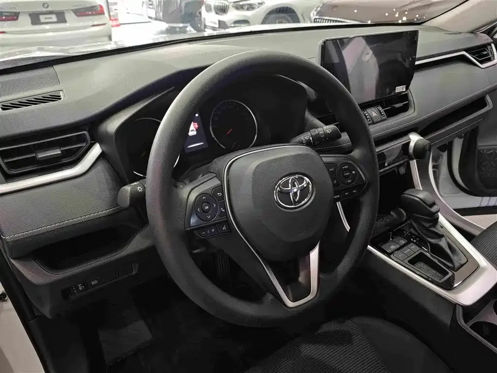 Toyota RAV4 — фото 6
