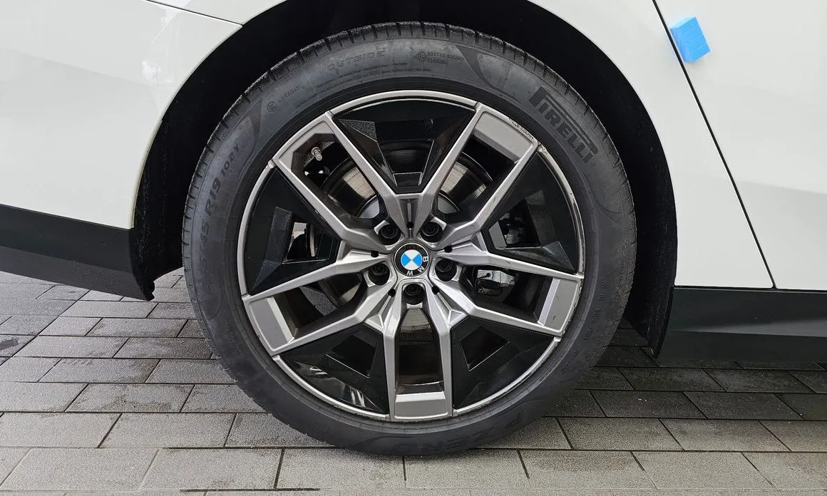 BMW 5-Series — фото 10