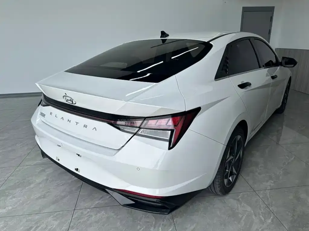 Hyundai Elantra — фото 2
