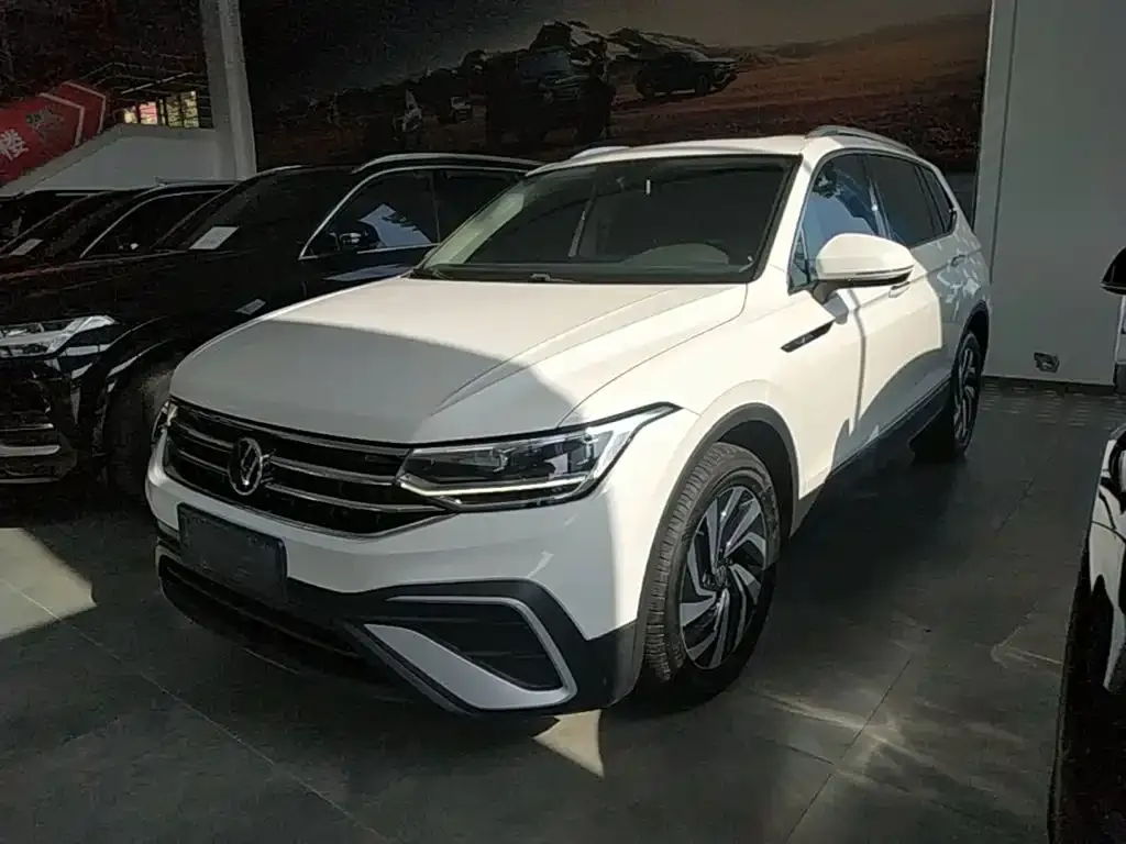 Volkswagen Tiguan L — фото 10