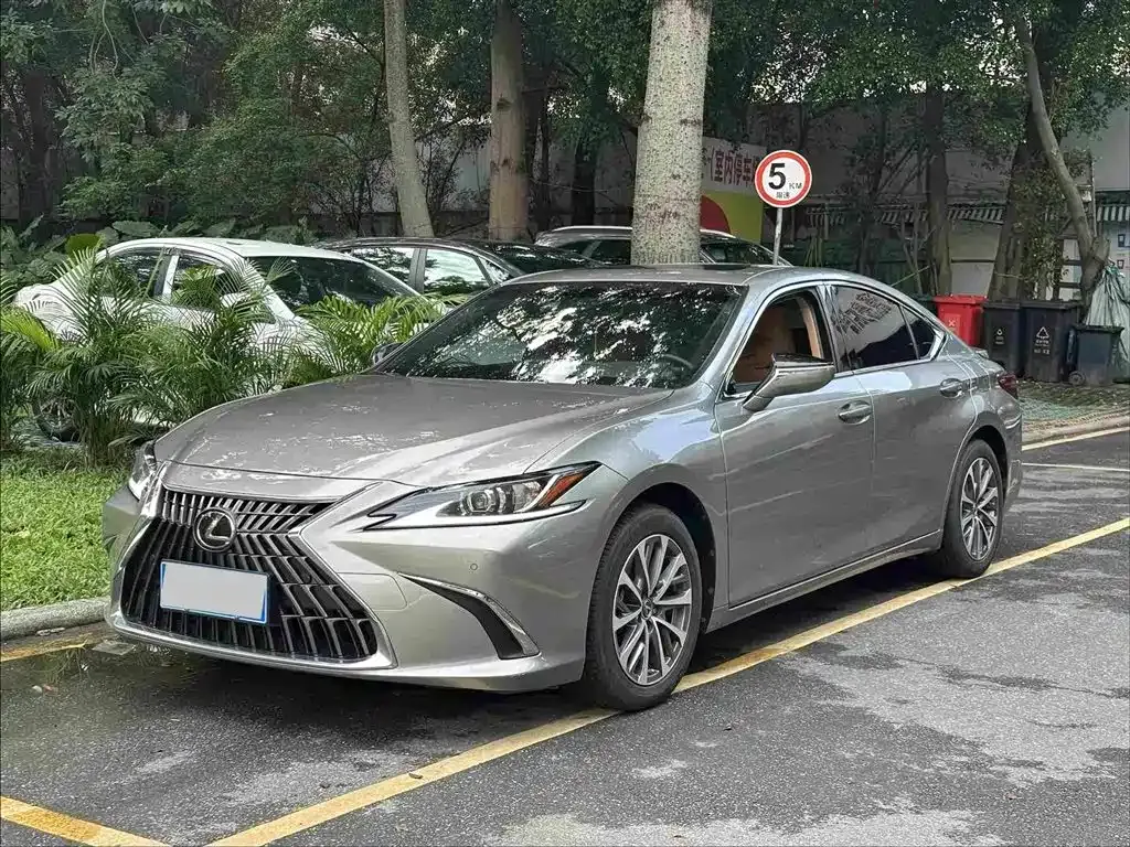 Lexus ES — фото 1