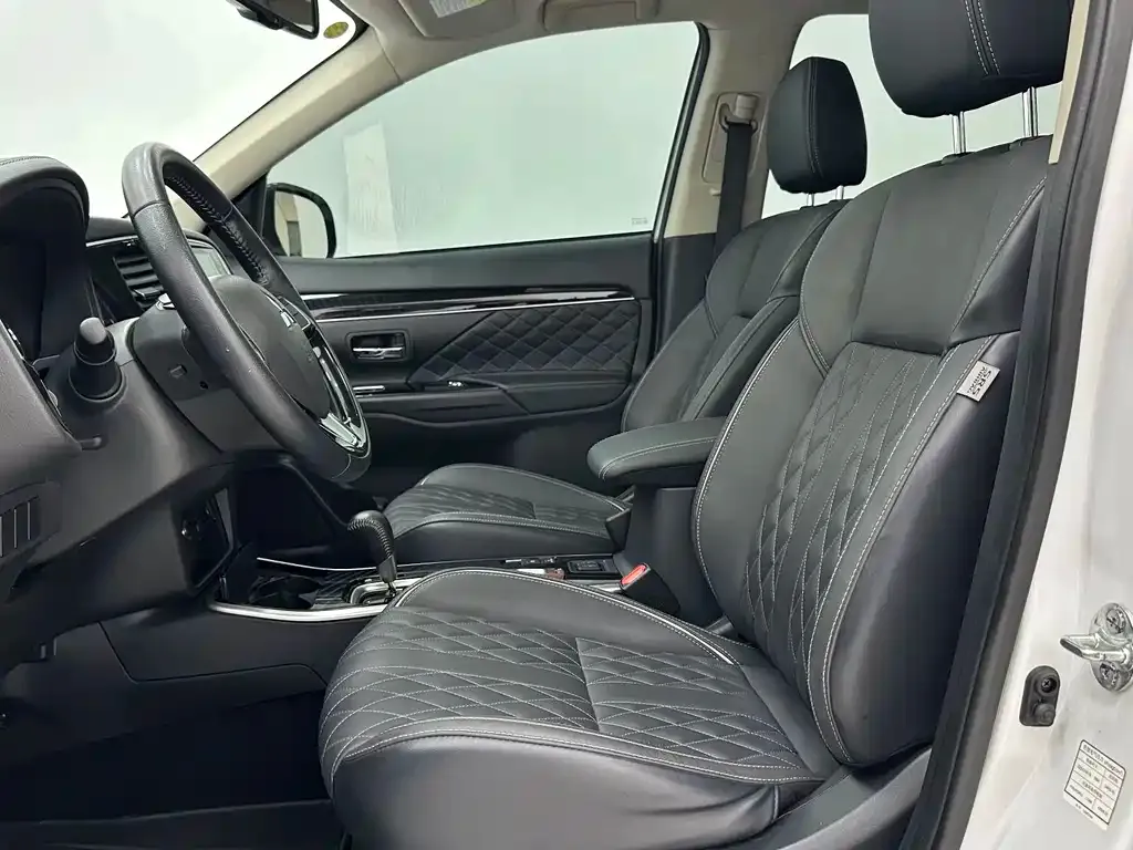 Mitsubishi Outlander — фото 10