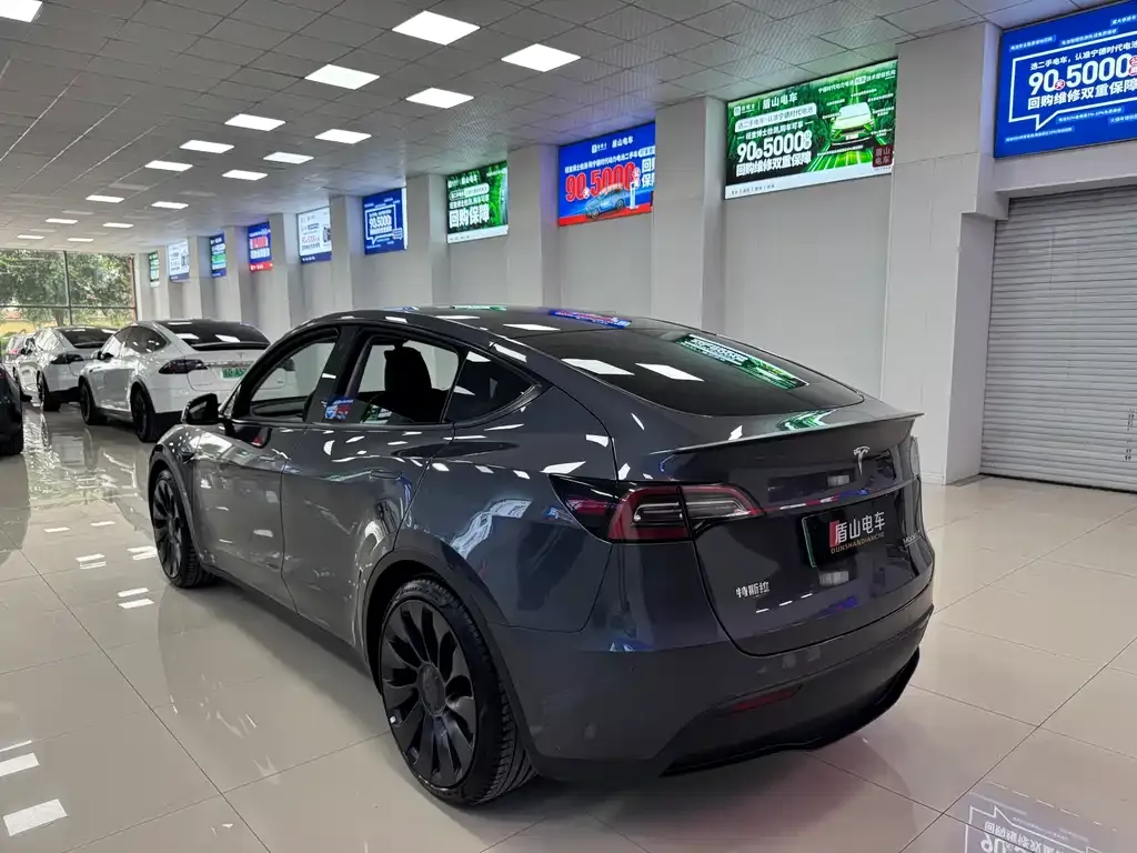 Tesla Model Y — фото 10