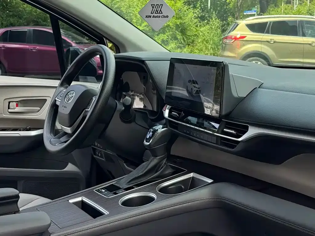 Toyota Granvia — фото 7