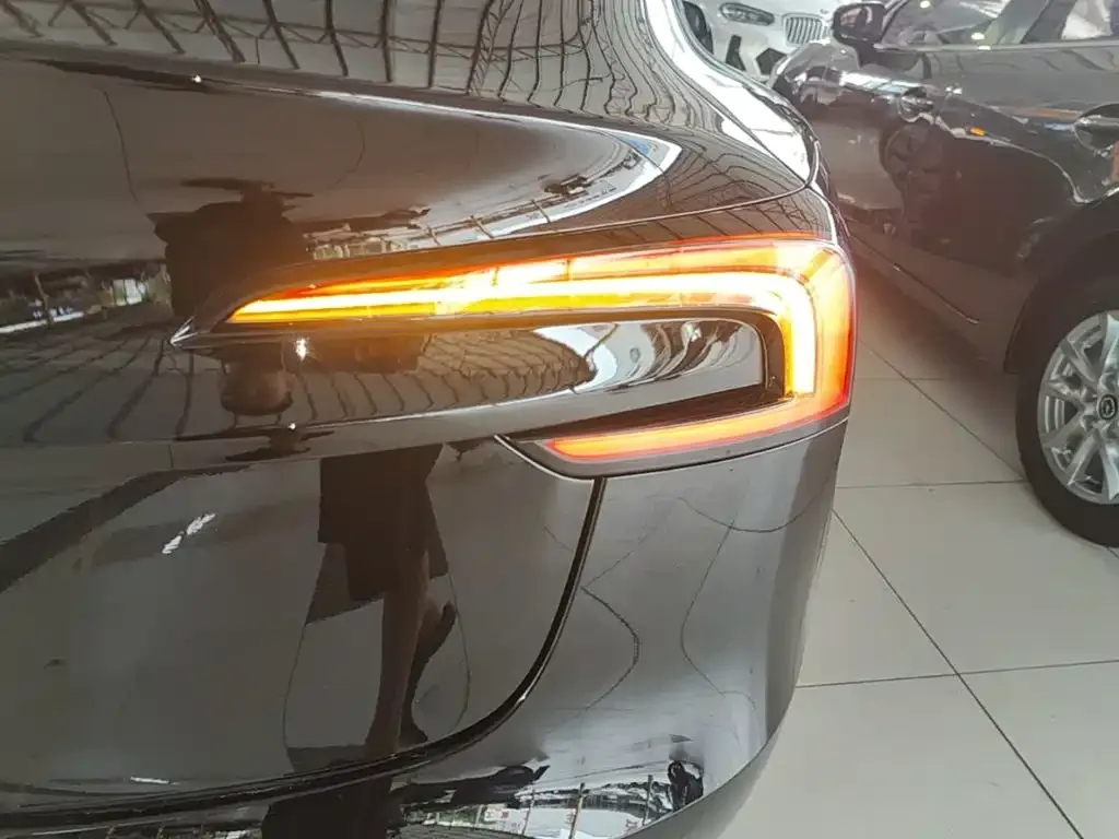 Tesla Model 3 — фото 10