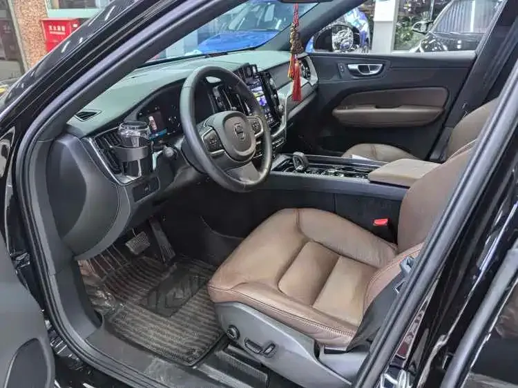 Volvo XC60 — фото 9