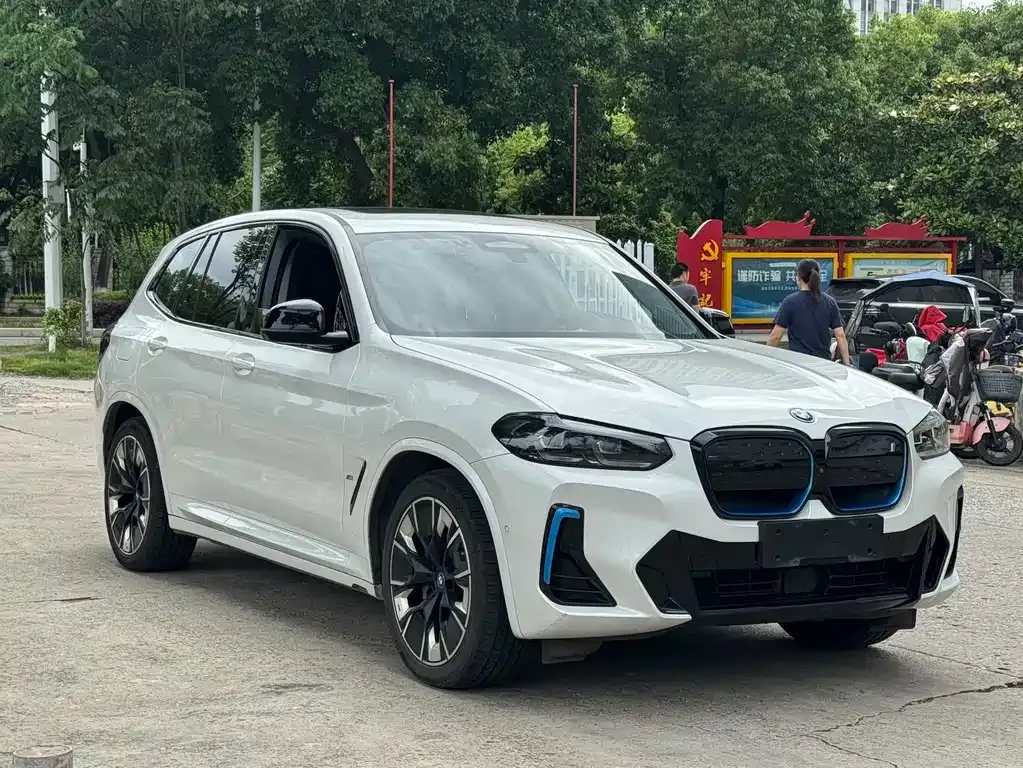 BMW iX3 — фото 9