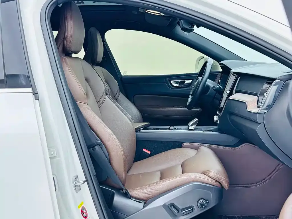 Volvo XC60 — фото 10