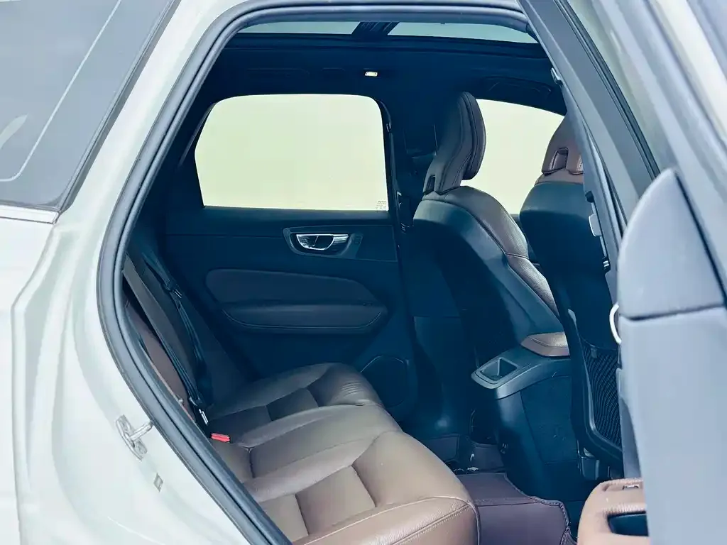 Volvo XC60 — фото 2