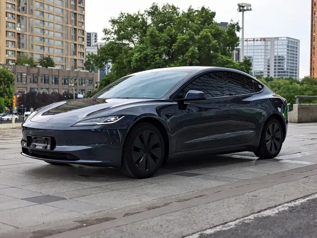 Tesla Model 3 — фото 1