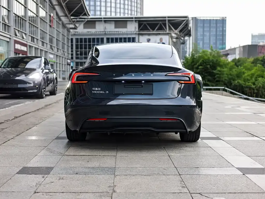 Tesla Model 3 — фото 7